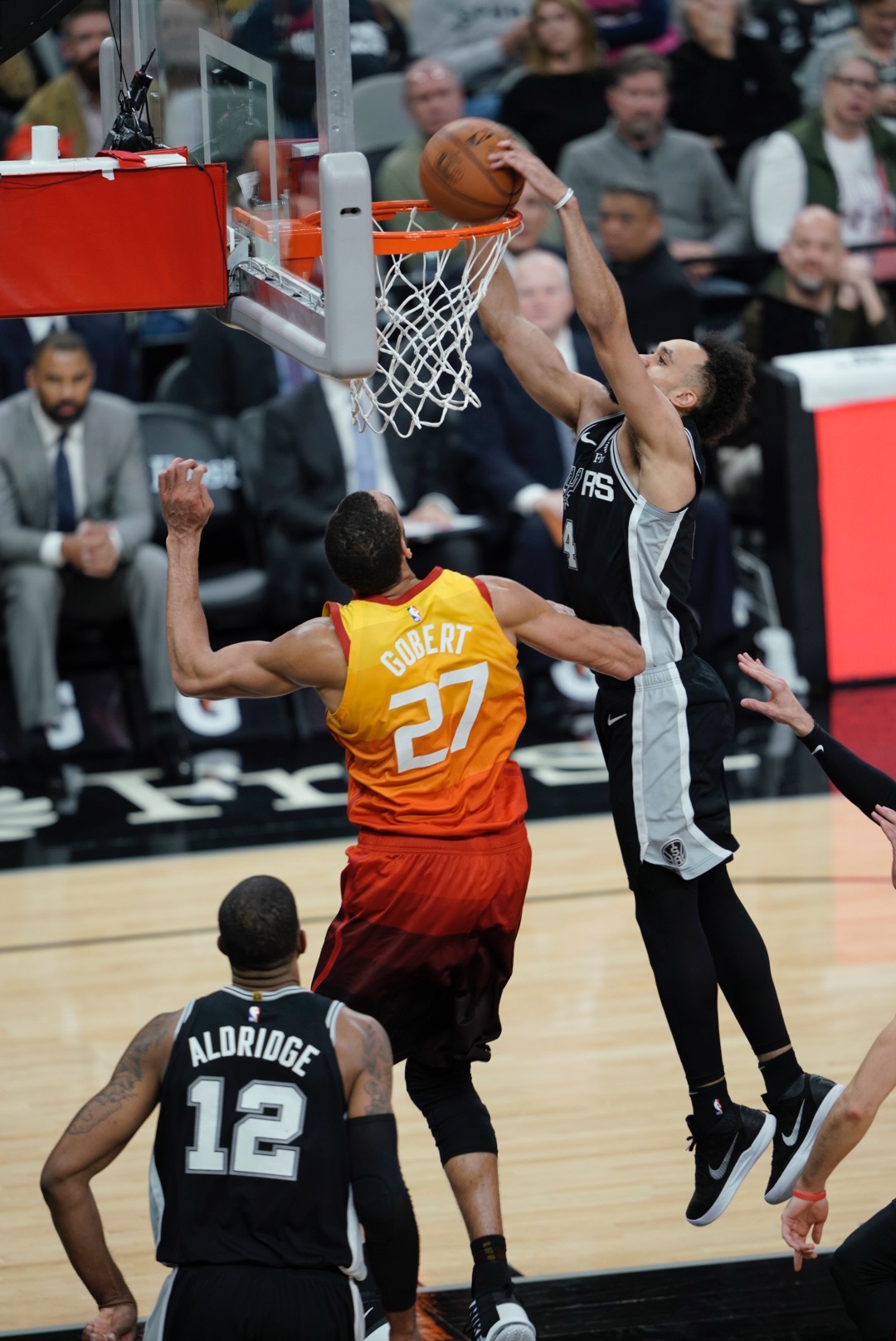 玩疯了小黑猫原名